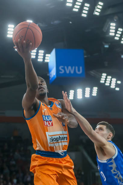 不差钱,阿联酋足协提供5架专机拉球迷去客场看世预赛