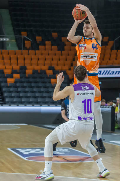 西甲半场：姆巴佩破门，贝林进球被吹，皇马1-0阿拉维斯（半场战报：姆巴佩建功，贝林汉姆进球无效，皇马暂1-0阿拉维斯）